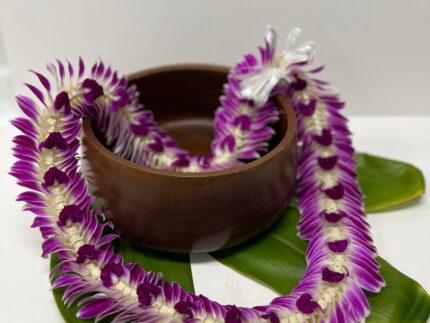 Eileen style Hawaiian lei in purple and white