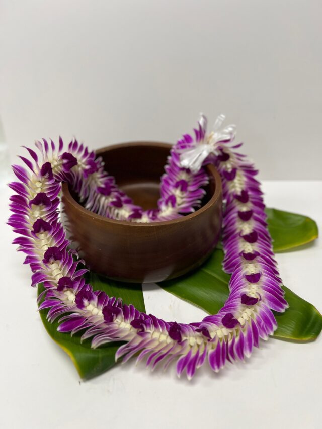 Eileen style Hawaiian lei in purple and white